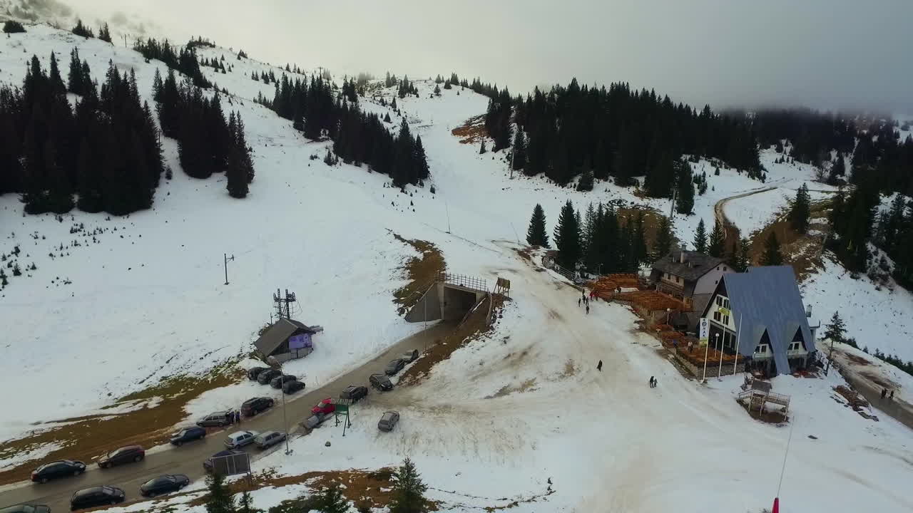vista aérea del deporte turístico, zona de esquí y complejo recreativo en la montaña jahorina, bosnia y herzegovina