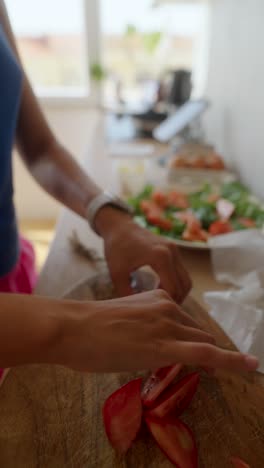 mujer preparando una comida saludable en la cocina