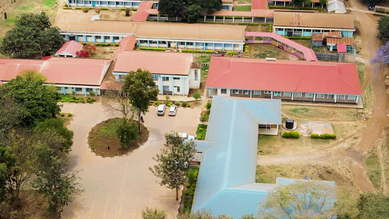 케냐의 시골 마을에서 킬리만자로가 배경입니다.