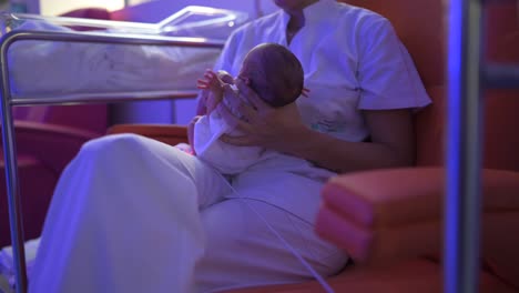 pediatra alimentando a los recién nacidos en la clínica