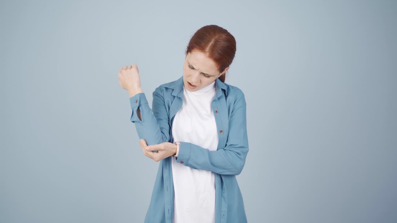 팔꿈치 통증이 있는 여자.