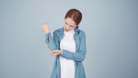mujer con dolor de codo.