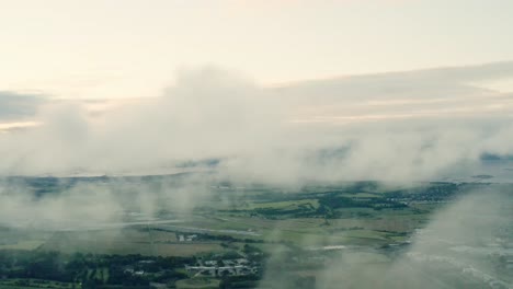 Una-Toma-Nocturna-Aérea-Con-La-Cámara-Dentro-De-Las-Nubes,-Sobre-Un-Hermoso-Paisaje-|-Edimburgo-|-Filmado-En-4k-A-30-Fps