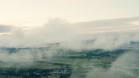 una toma nocturna aérea con la cámara dentro de las nubes, sobre un hermoso paisaje | edimburgo | filmado en 4k a 30 fps