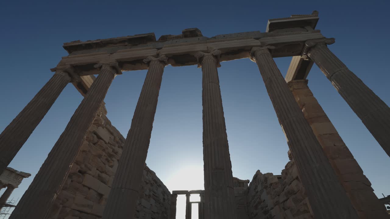 Columnas del Erecteión, cielo azul de fondo