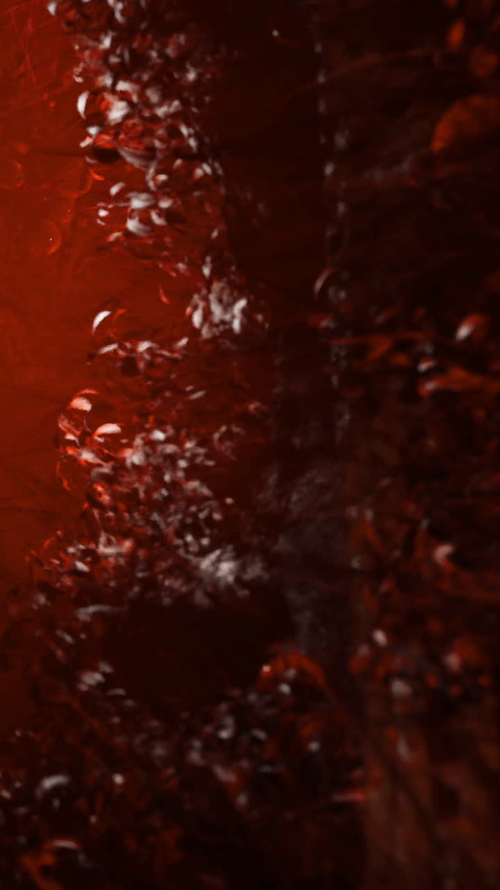 Texture rossa con bolle e motivi in un ambiente buio di sera