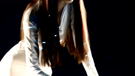 retrato exitoso de mujer de cerca atractivo concepto de oficina del futuro filmado en estudio con iluminación cinematográfica y efecto de humo. prores