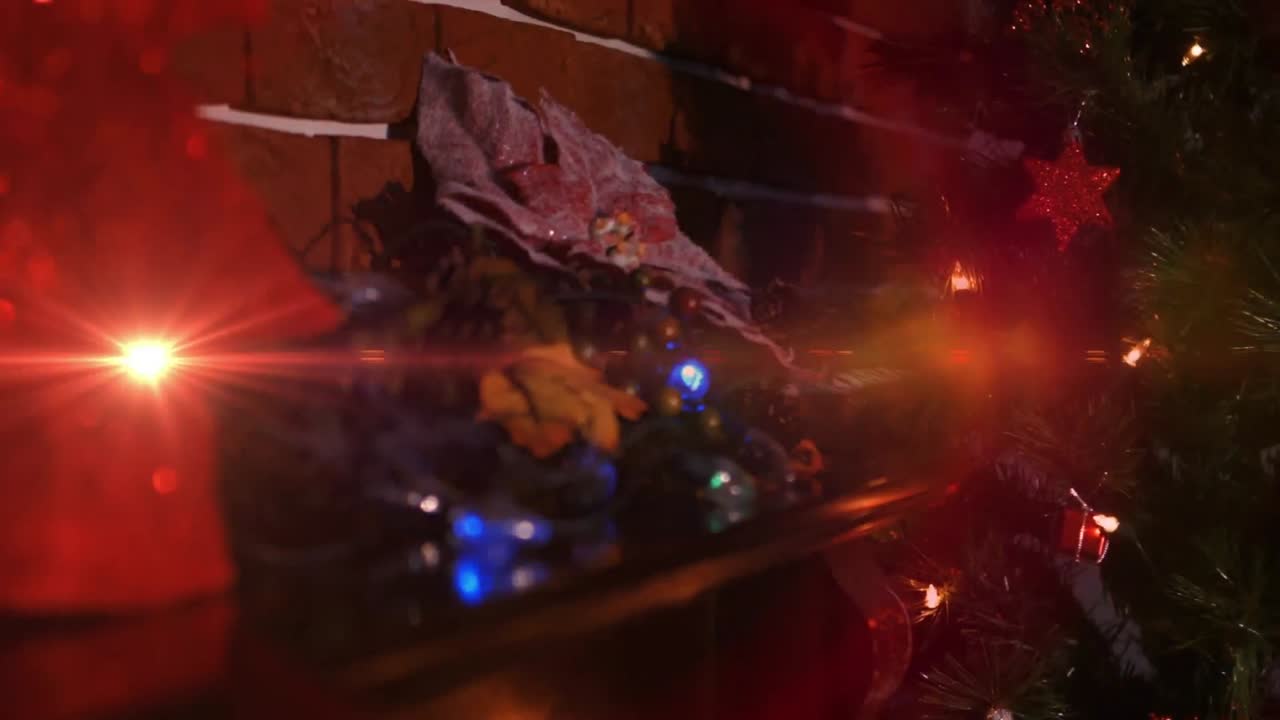 장식 된 크리스마스 트리 와 반 ⁇ 이는 불빛 의 애니메이션