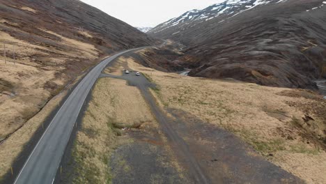 Luftaufnahmen,-Die-Den-Highway-In-Den-Bergen-Von-Island-Verfolgen