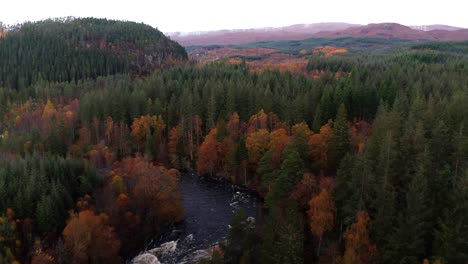 Luftdrohnenüberflug-Von-Stromschnellen-Im-Schottischen-Herbst