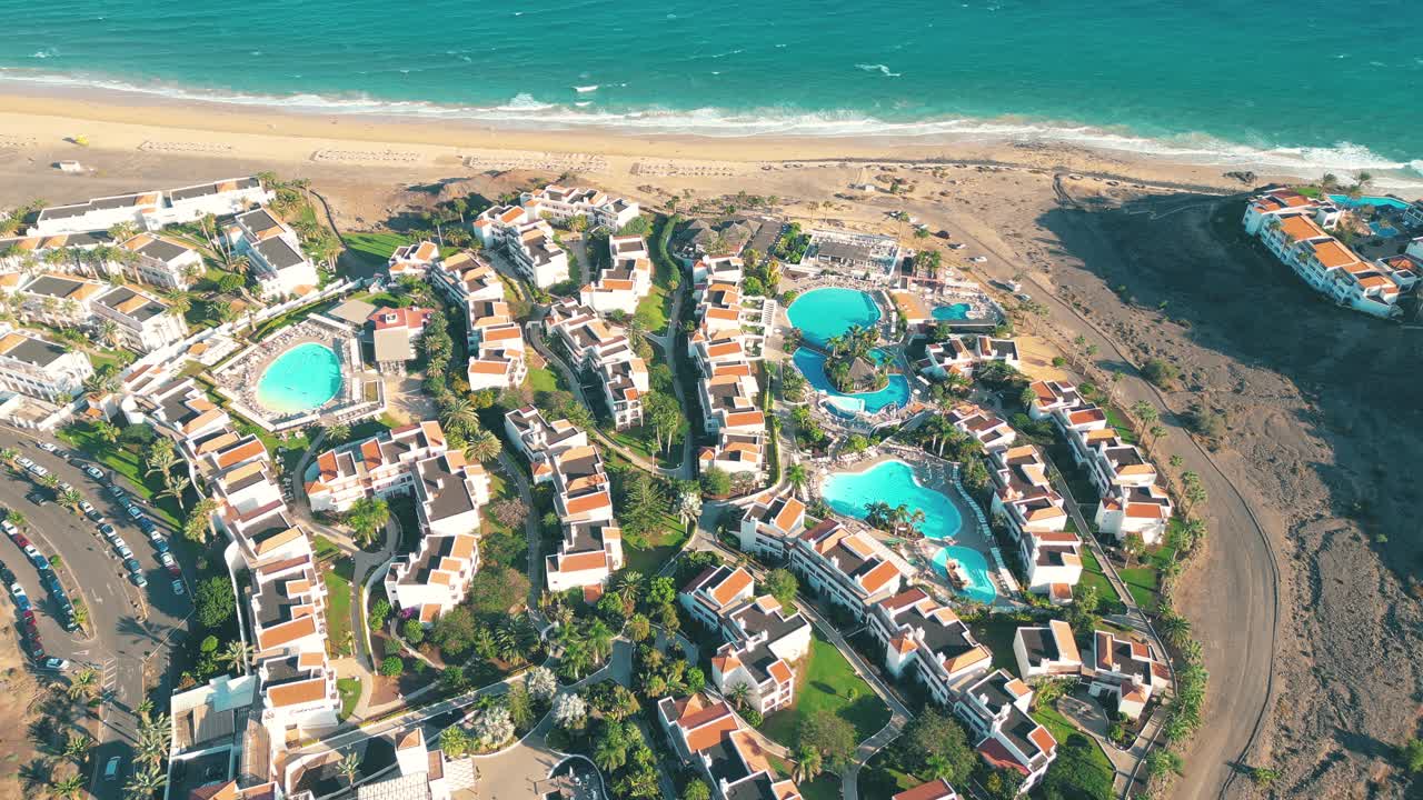Vista aérea de un hotel de lujo en la costa, Hotel Princess Fuerteventura, Islas Canarias, España.