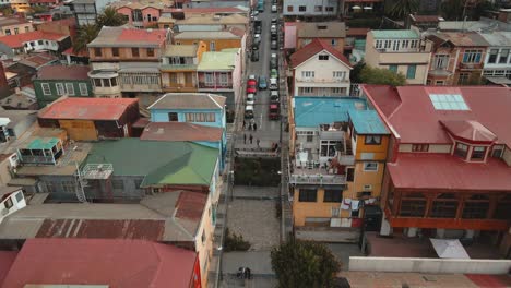 Muñeca-Aérea-En-Pintorescas-Casas-Coloridas-Que-Van-Cuesta-Arriba-Cerro-Alegre-En-La-Ciudad-Del-Patrimonio-Mundial-De-Valparaíso,-Chile