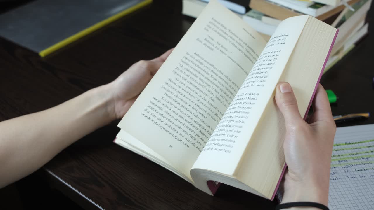 책 페이지를 돌리는 것