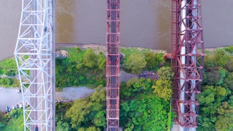 Bird&#39;s-Eye-Straigfht-Hacia-Abajo-La-Antena-De-Los-Emblemáticos-Tres-Puentes-De-Acero-Sobre-El-Río-Mississippi