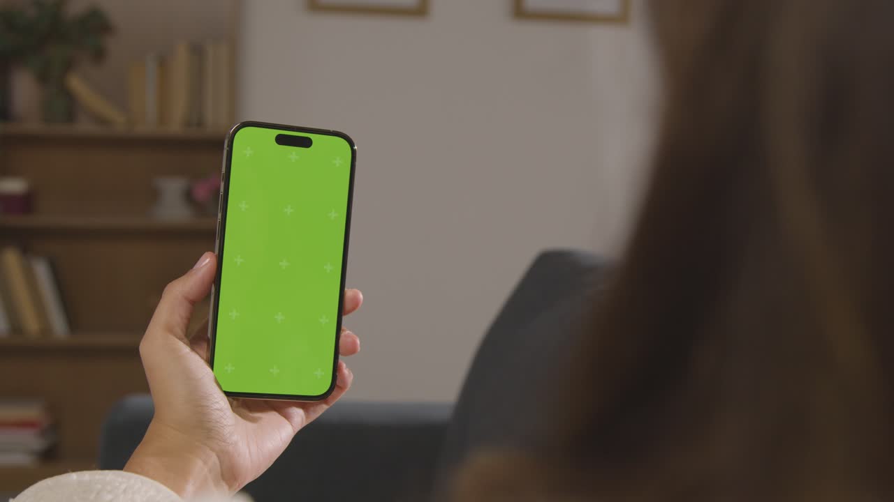 sobre el hombro de la mujer usando pantalla verde teléfono móvil 4