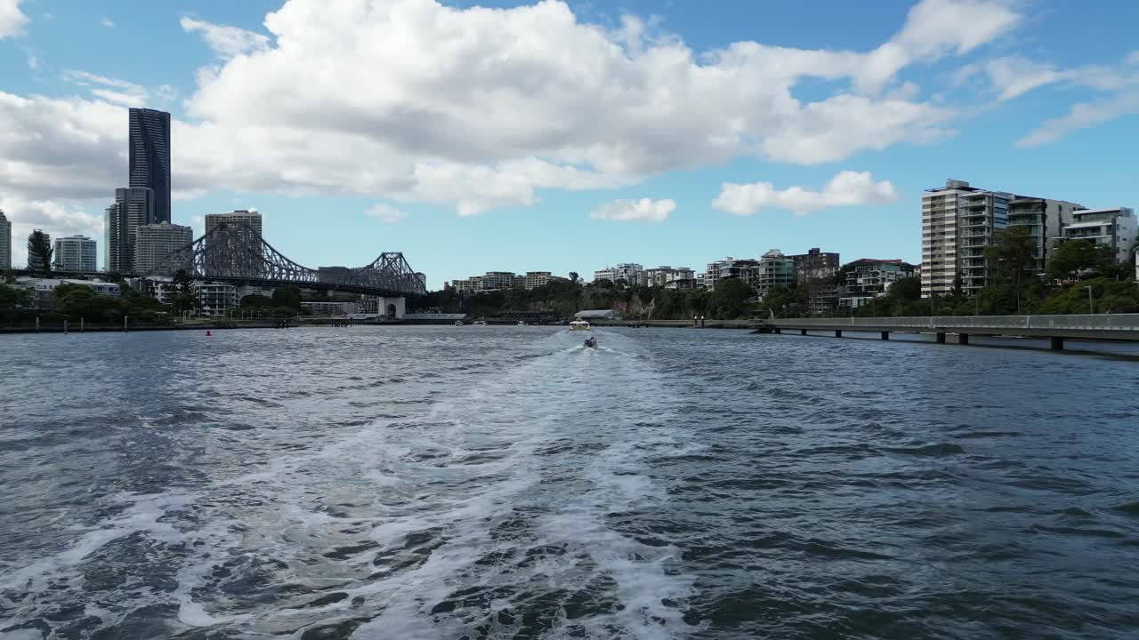 브리즈번 리버워크를 따라 멀리 보트가 있는 스토리 브리지를 향해 날아갑니다.