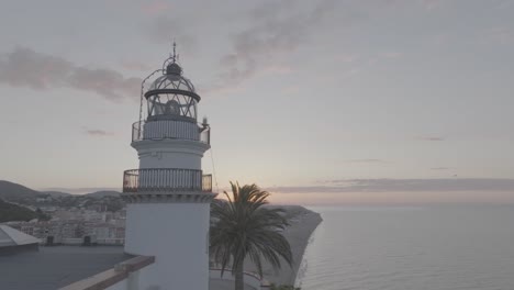 Toma-Baja-Desde-Abajo-Que-Muestra-El-Faro-En-Un-Increíble-Amanecer,-Ubicado-En-Calella,-Cataluña,-España,-Filmada-En-Dlog.