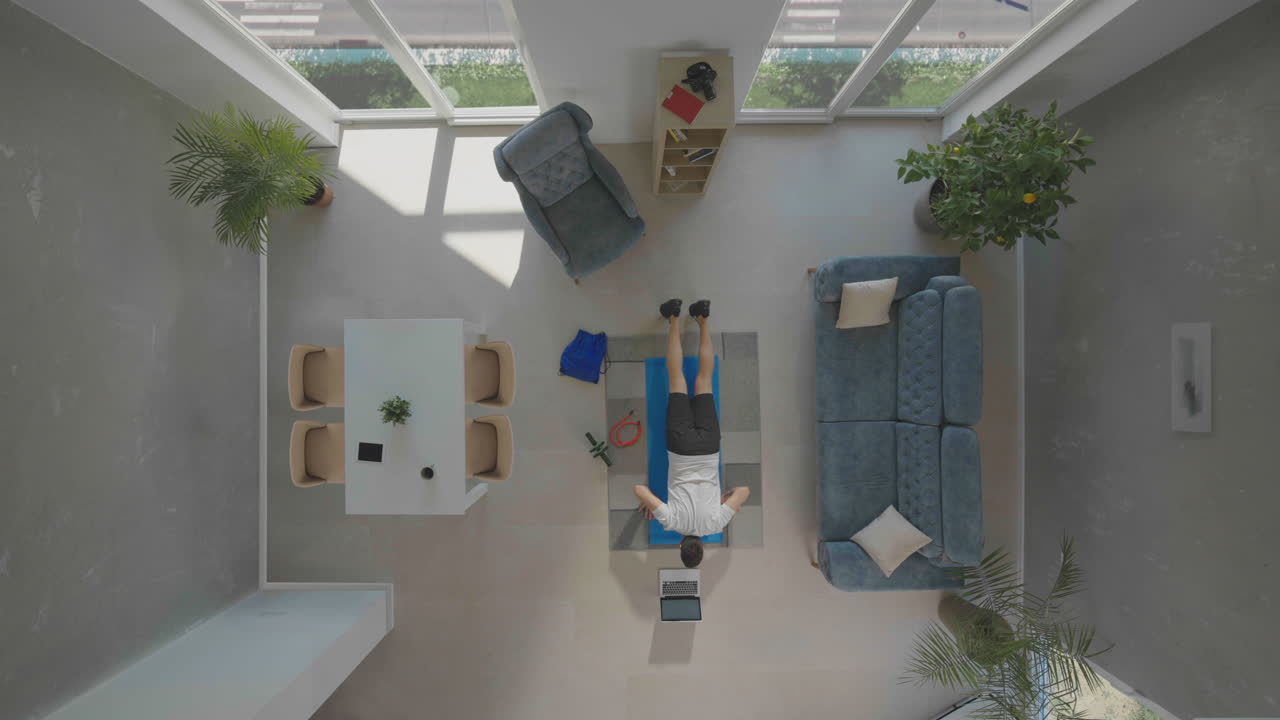 deportista fortaleciendo los músculos