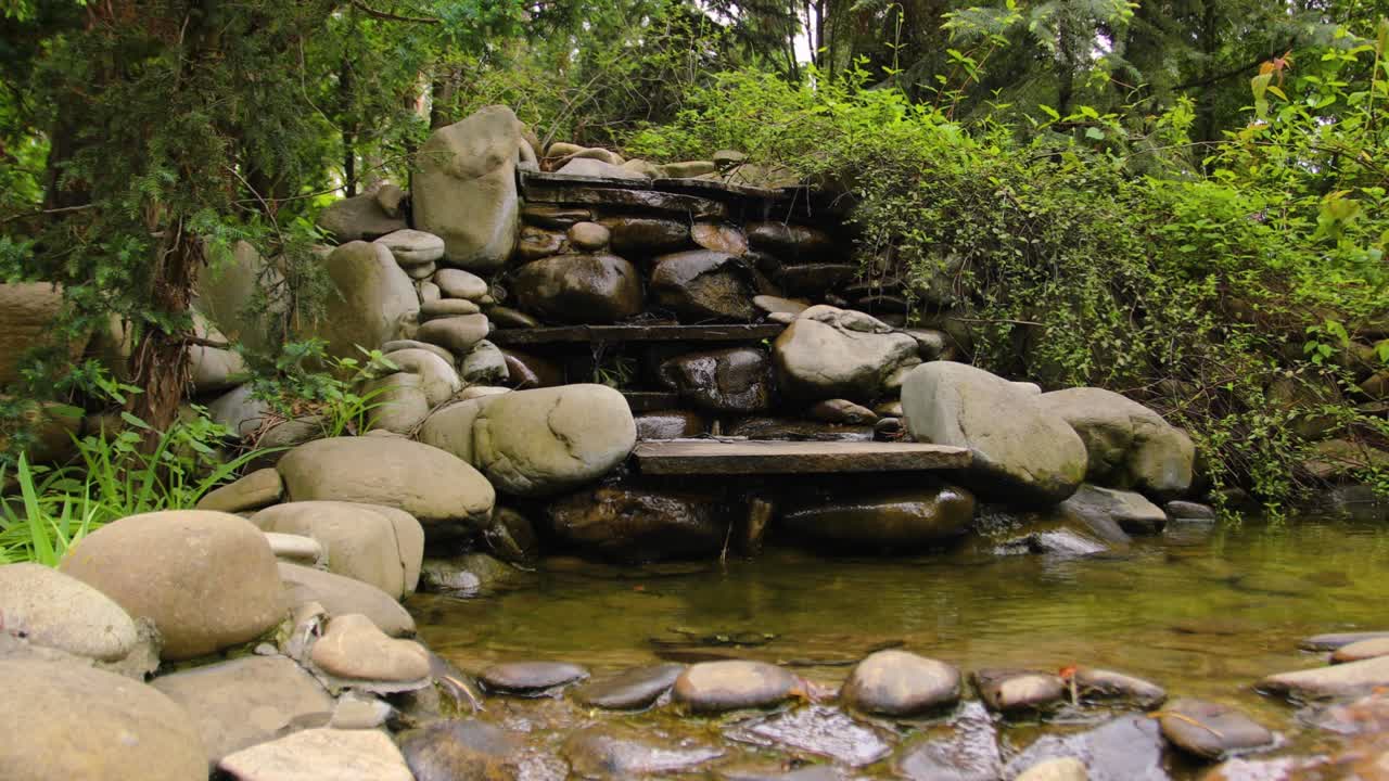 정원에서 돌로 만든 폭포