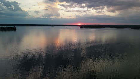 Vista-Aérea-De-Los-Reflejos-Del-Agua-De-La-Luz-Del-Sol-Al-Atardecer,-Lago-Hurón