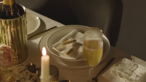 mesa preparada para la comida en la recepción de la boda con champán en el cubo de hielo 4