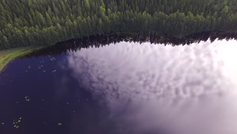 Atemberaubend-Schöne-Reflexionen-Von-Den-Wolken-Am-Himmel-In-Einer-Ruhigen-Seeoberfläche