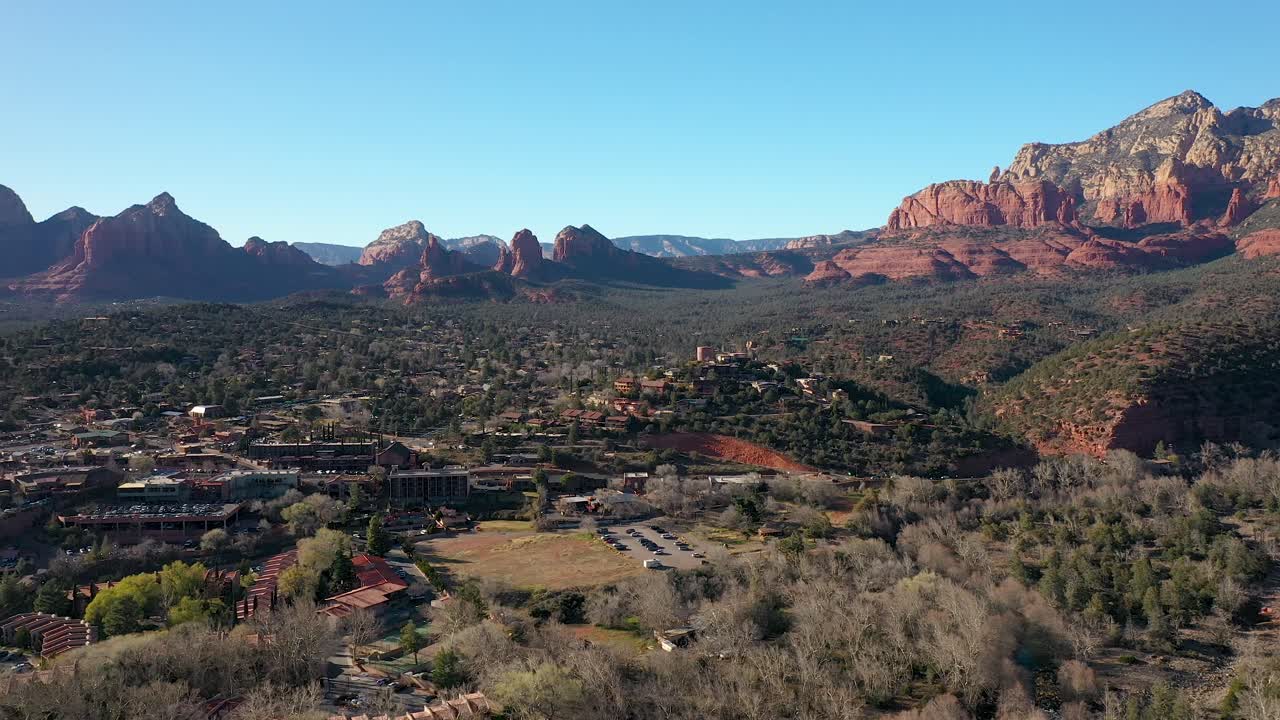 애리조나주 세도나의 사막 공중 풍경의 무인 항공기 보기