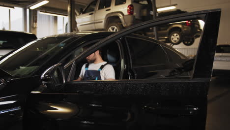 reparación de coches en el garaje con mecánicos