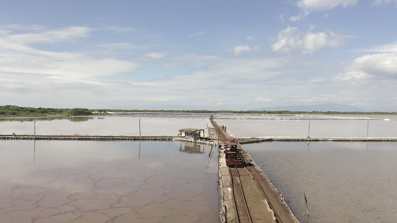 voando baixo sobre as minas de sal nos trilhos em salinas bani, república dominicana
