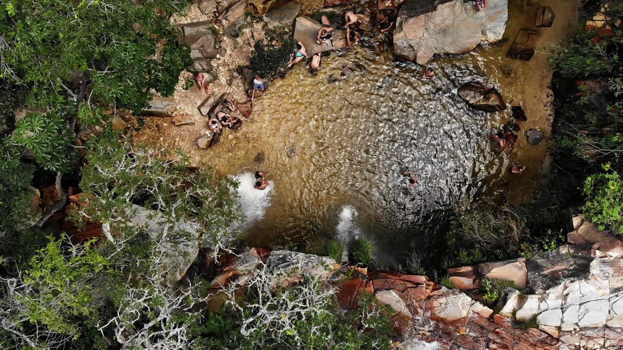 водопад долина бабочек в сан-томе-дас-летрас, штат минас-жерайс, бразилия