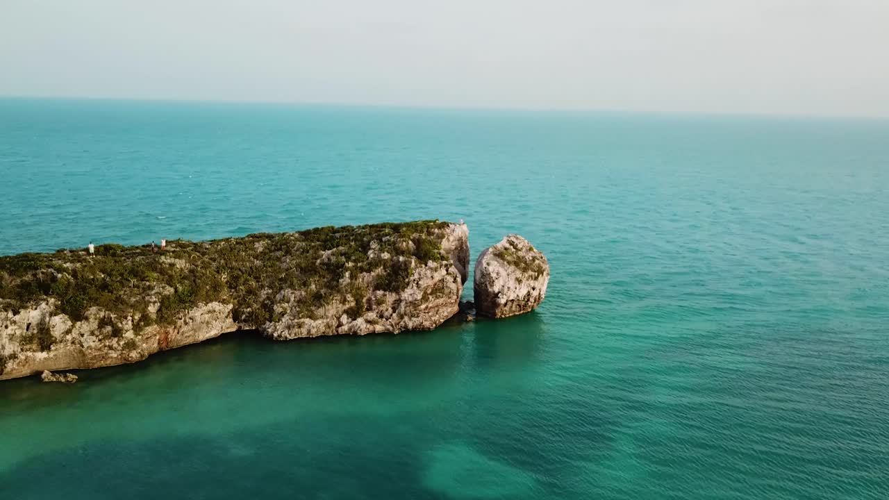 toma aérea de pirates cove turcas y caicos aérea de la hermosa costa en el mar caribe 4k uhd