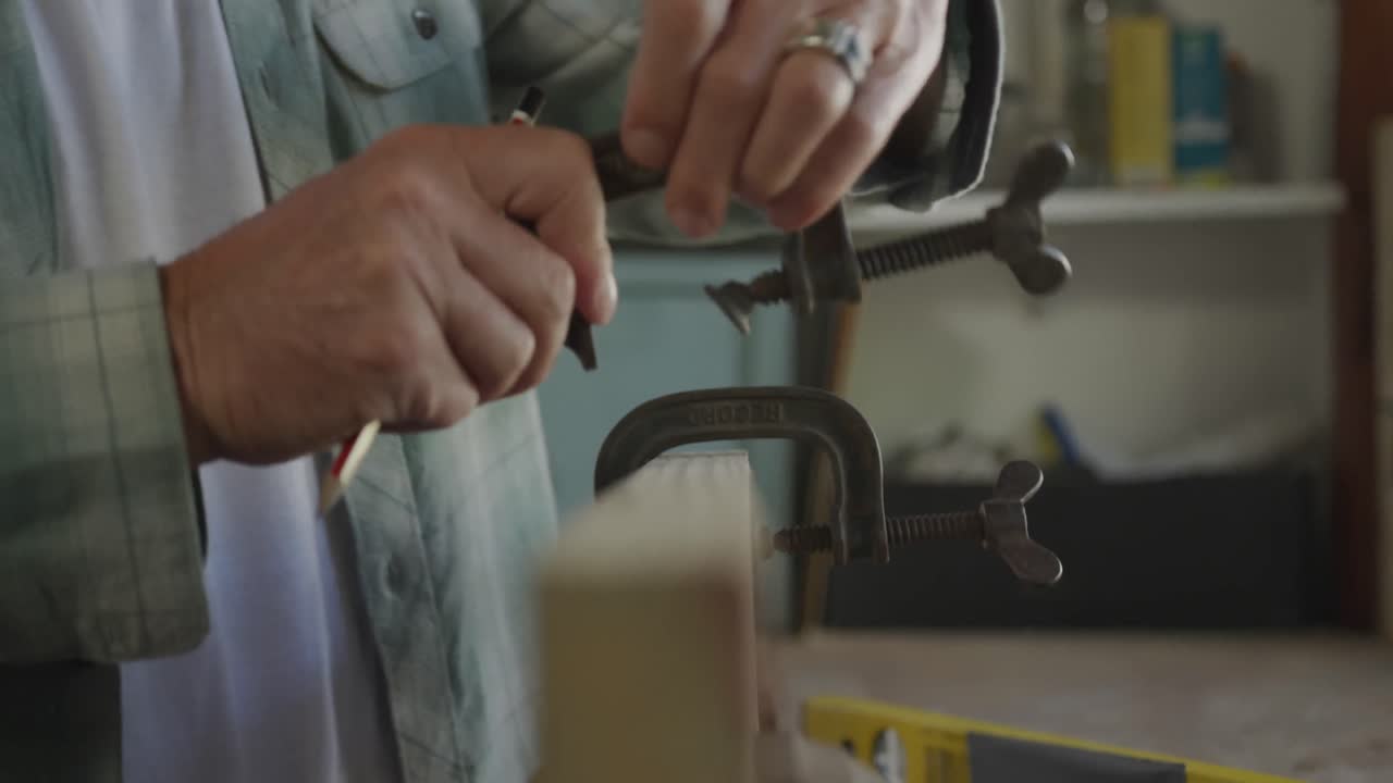 hombre haciendo diy en casa