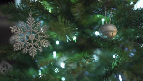 primer plano de la decoración de adornos de copos de nieve en un árbol de navidad