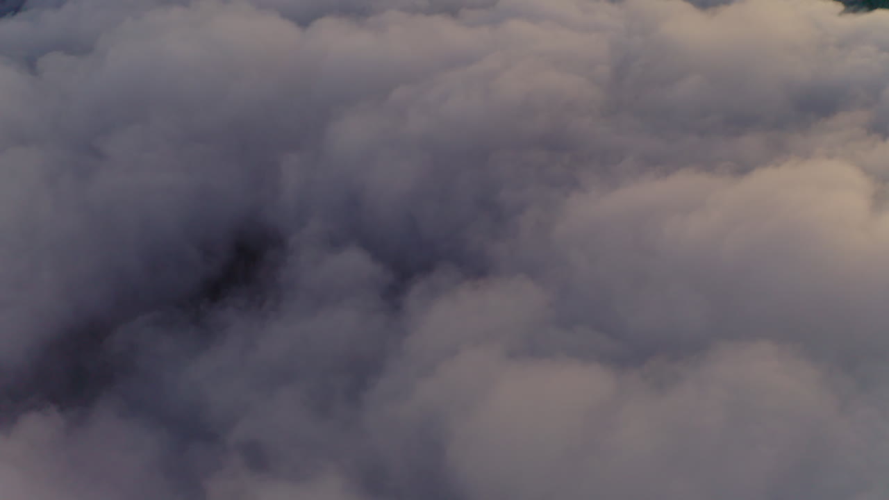 nubes inquietantes que rodean el pico de la montaña tre cime vista aérea inclinada hacia arriba a través del paisaje dolomitas del tirol del sur