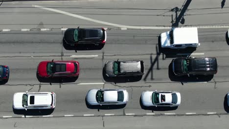 vista aérea de aves directamente encima de la autopista de tres carriles, parar y seguir congestión de atascos de tráfico
