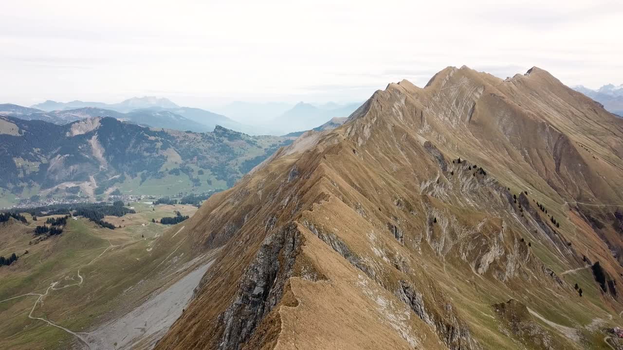 drone volando a lo largo de cumbres alp con excursionistas en verano en suiza 4k