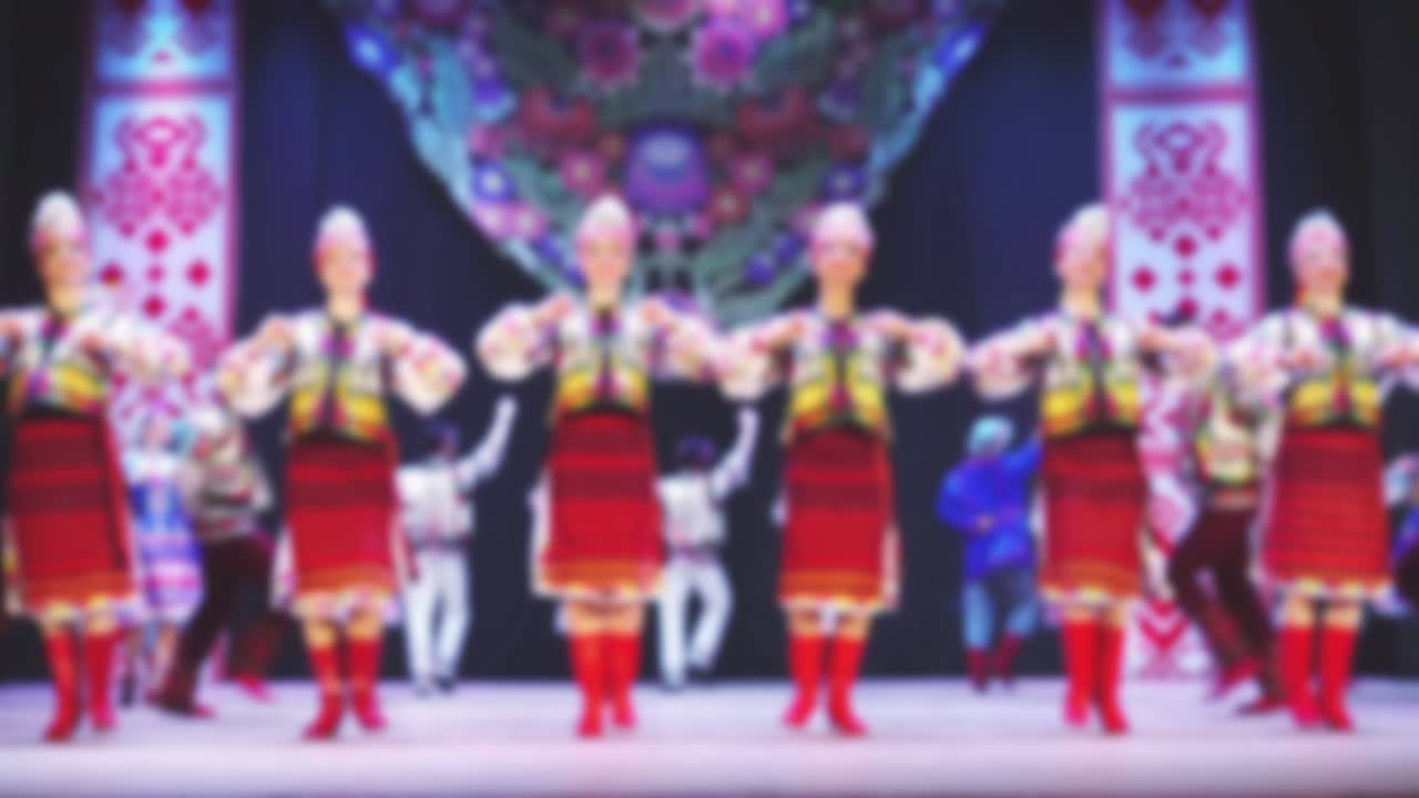 Ukrayna ulusal dansları. Odak dışı. Ağır çekim.