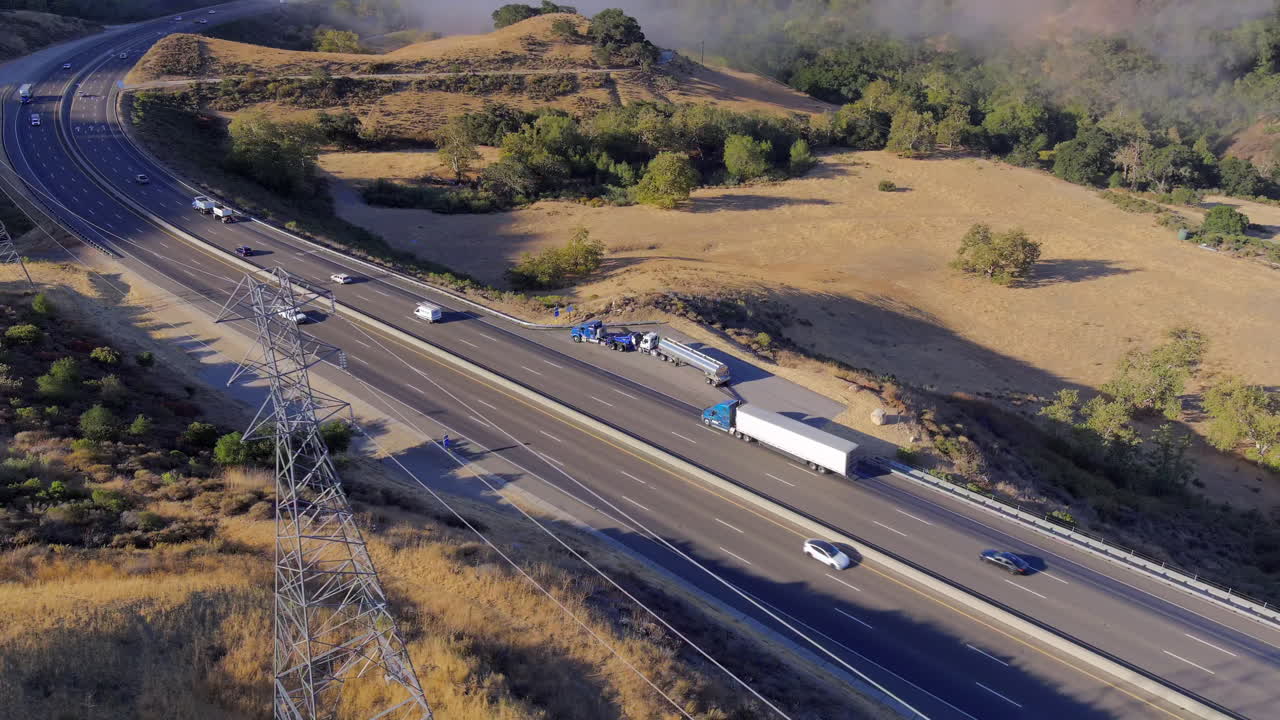 캘리포니아 산 루이스 오비스포 근처의 고속도로를 따라 안개 낀 아침에 고장난 트럭 - 공중 궤도