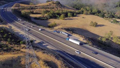 camión averiado en una mañana nublada a lo largo de una carretera cerca de san luis obispo, california - órbita aérea
