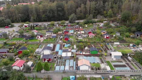 jardines comunitarios, pequeña comunidad de granjas de traspatio en gotemburgo, suecia, antena