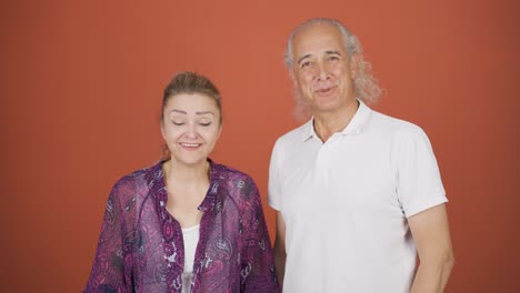 la pareja diciendo "wow" a la cámara.
