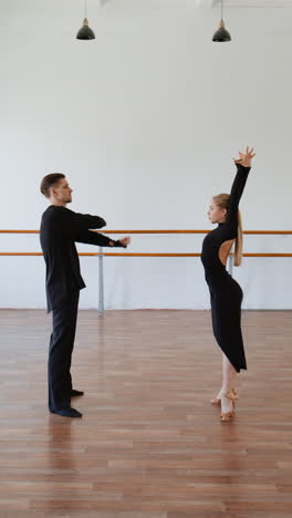 dos bailarines practicando en un estudio