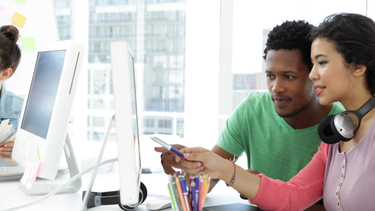 designer creativo di contenuto maschio che aiuta il suo collega