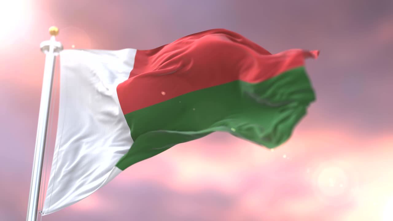 Bandiera del Madagascar che sventola al vento in slow motion al tramonto, in loop