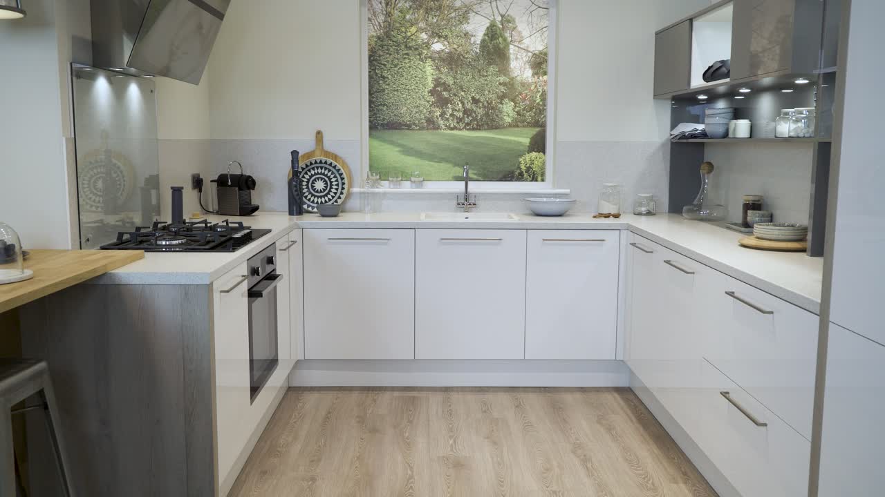 Elegante wit-grijze keuken showroom opstelling