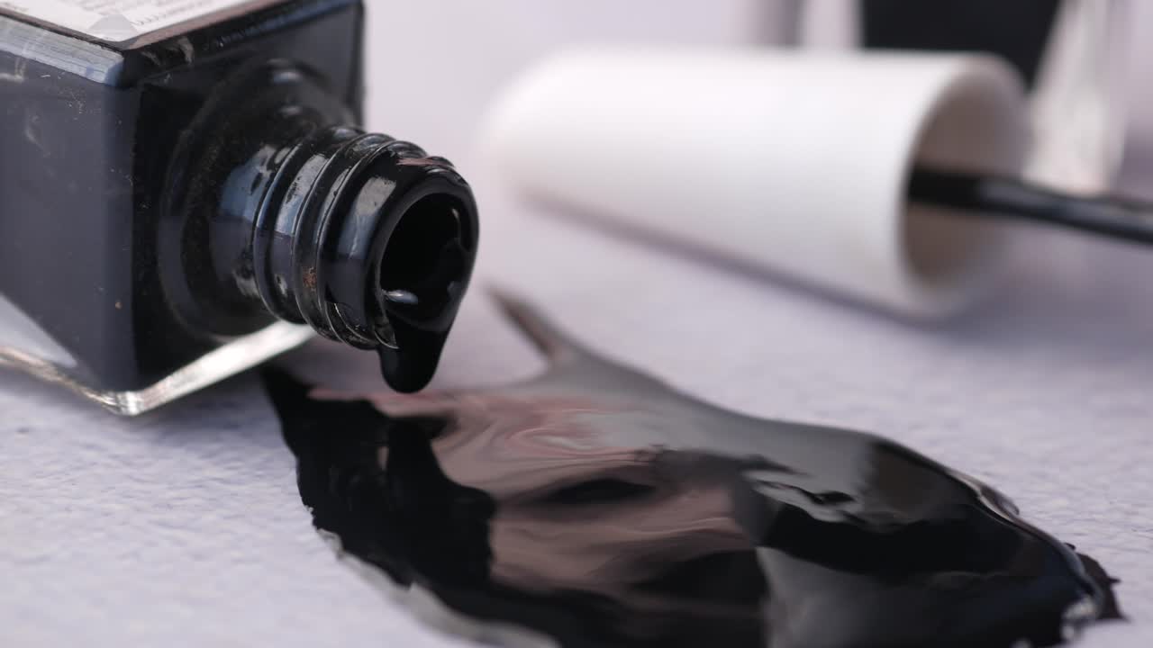 пролитый черный лак для ногтей