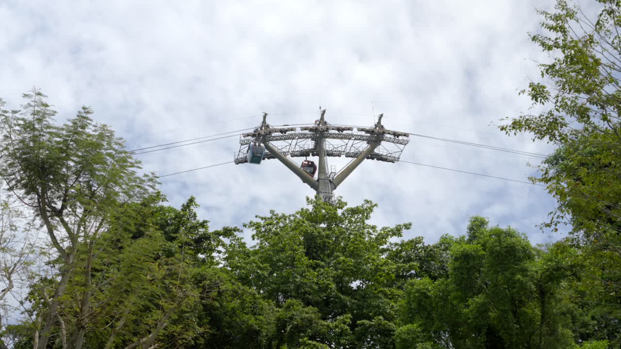 Linbana Sentosa Island, Singapore, mellan träd och stolpstation.