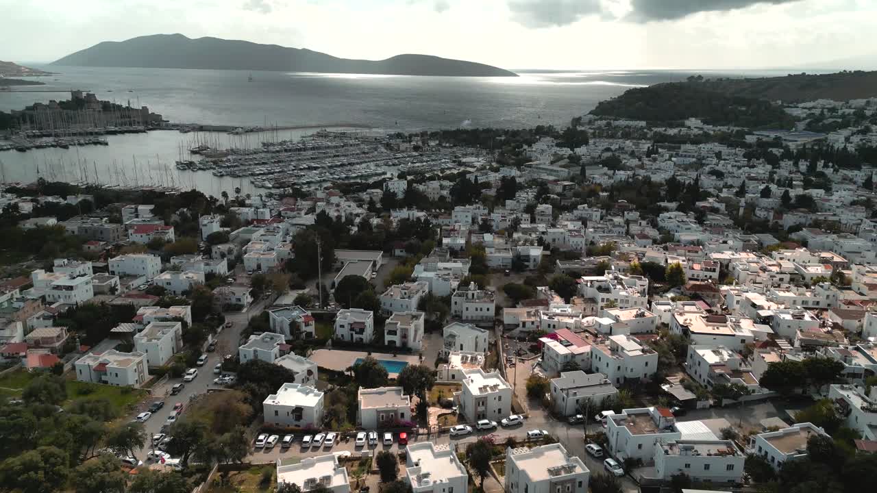 vista de la ciudad de bodrum - una ciudad con casas blancas junto al mar y un gran puerto deportivo - turquía