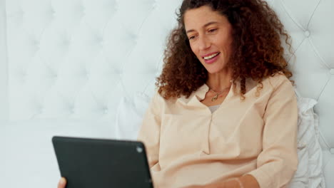 videollamada, tableta y amor con una mujer onda