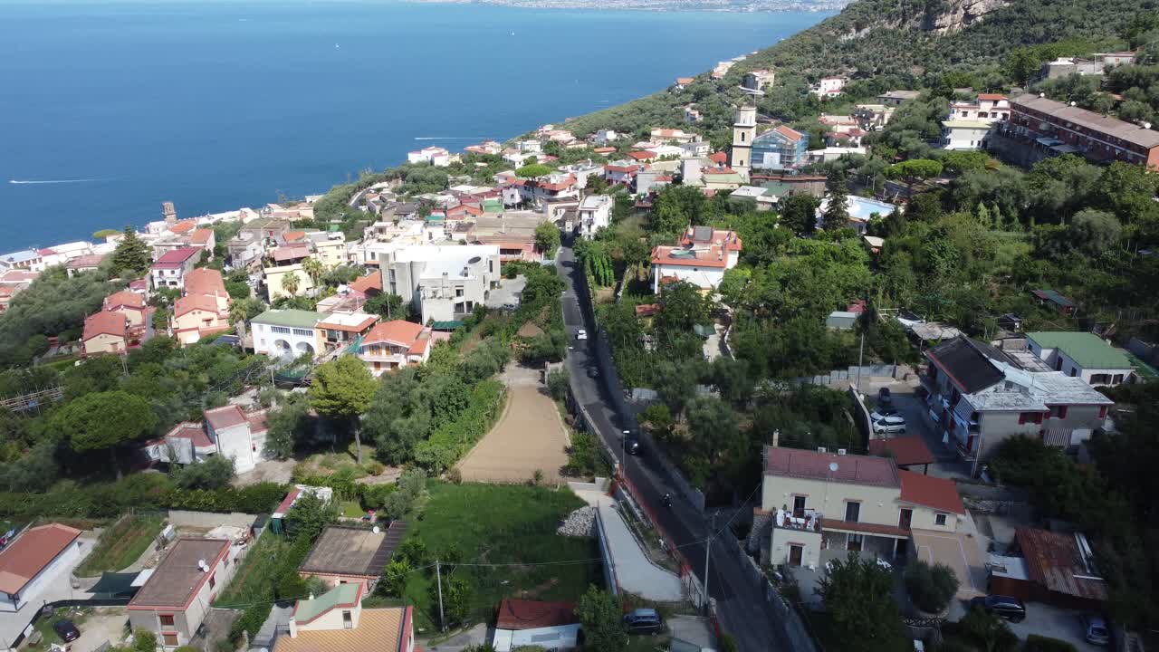 conducción de automóviles en las calles en la cima de la montaña con una hermosa vista del mar mediterráneo